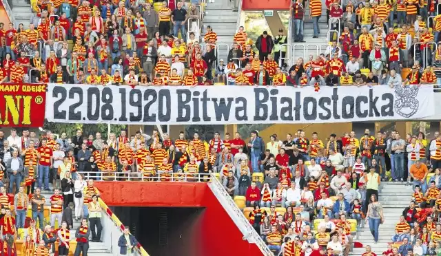 W sierpniu ubiegłego roku  kibice Jagiellonii wywiesili na stadionie transparent nawiązujący do największej bitwy militarnej w dziejach Białegostoku pretendując tym samym do roli strażników tradycji pamięci narodowej