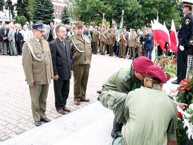Składanie wiązanek kwiatów przez delegację byłych żołnierzy Wojska Polskiego (od lewej) - Henryk Mielczarczyk, Jan Wiśniewski i Jerzy Przymus. 
