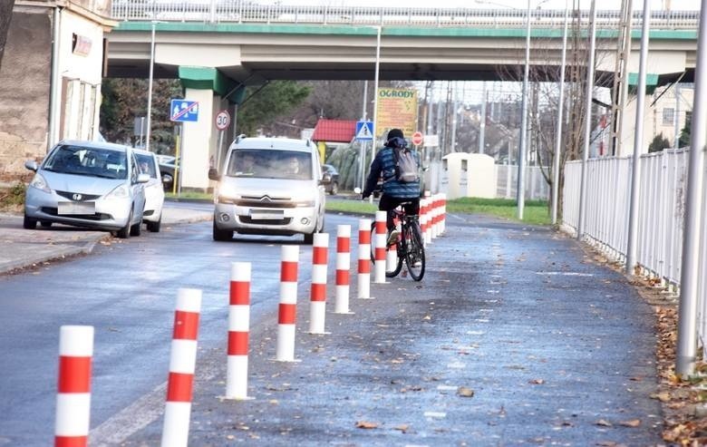 Jednak są zmiany na ulicy Towarowej, ścieżka rowerowa będzie węższa [ZDJĘCIA]