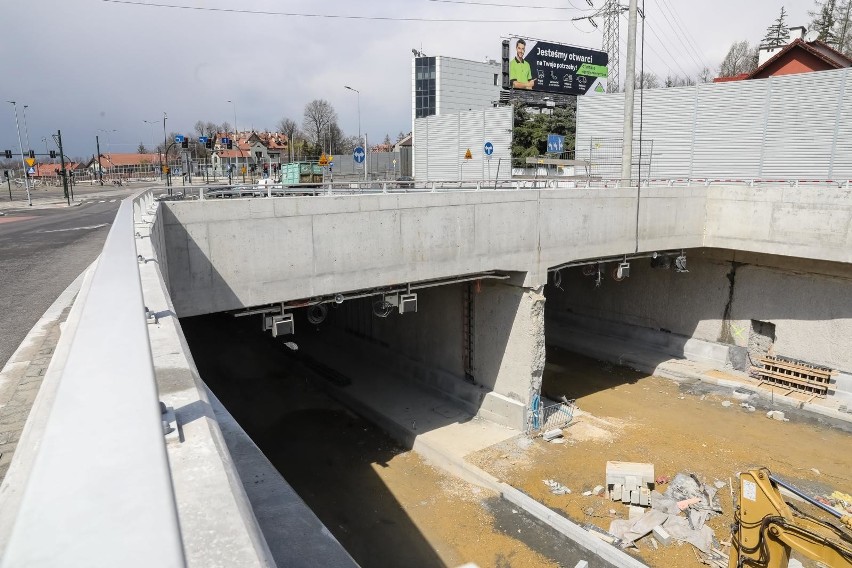 Kraków. Trasa Łagiewnicka: układają nawierzchnię nowej drogi [ZDJĘCIA]