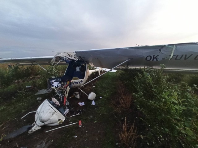Samolot spadł na ziemię w Brzeskiej Woli w gminie Białobrzegi, zginął 55-letni pilot. Mężczyzna był zakleszczony w kabinie.