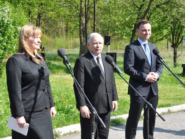 Prezes PiS Jarosław Kaczyński (w środku) z kandydatami do Europarlamentu: Małgorzatą Gosiewską i Andrzejem Dudą.