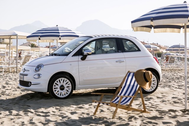 Fiat 500 DolcevitaWersja specjalnej 500 Dolcevita jest dostępna w dwóch konfiguracjach, hatchback i kabriolet. Gama silników obejmuje silnik 1.2 o mocy 69 KM w połączeniu z automatyczną lub manualną skrzynią biegów Dualogic i silnik Twin Air 0.9 o mocy 85 KM, ostatni w połączeniu z manualną skrzynią biegów.Fot. Fiat