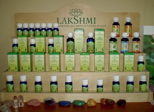 W ofercie olejków Lakshmi, znajdziemy aż 73 pojedyncze zapachy oraz 18 synergii, które stanowią specjalne mieszanki kilku roślinnych ekstraktów.