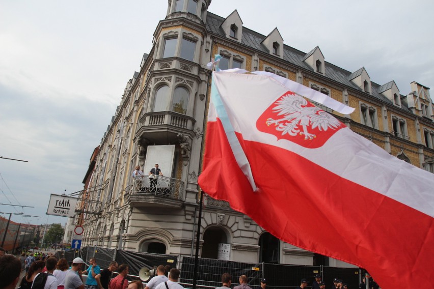 Protest przed spektaklem "Klątwa" w Teatrze Rozrywki w...