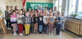 Spotkanie z poezją w Szkole Podstawowej w Kapałowie. Uczniowie wysłuchali wierszy Janiny Malickiej