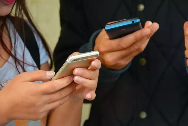 Młodzi ludzie potrafią przez kilka godzin dziennie przeglądać aplikacje na swoich telefonach