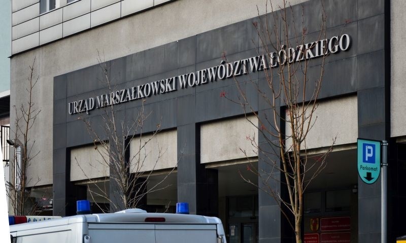 Alarm bombowy i ewakuacja w Urzędzie Marszałkowskim w Łodzi [zdjęcia]