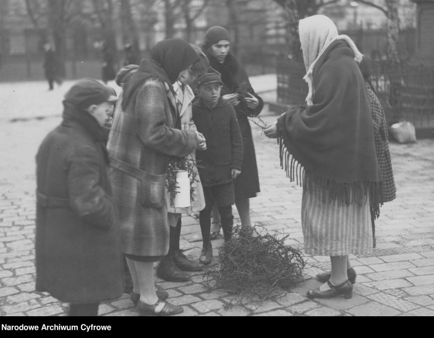 Wielka Sobota na archiwalnych zdjęciach. „Święcone do domu, robaki z domu”