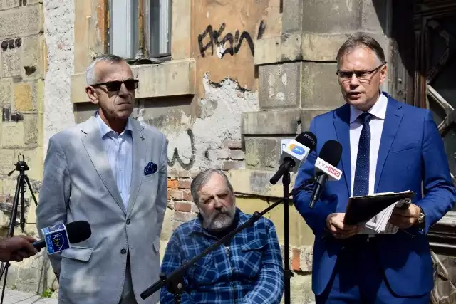 Posłowie Arkadiusz Mularczyk i Jan Duda wnioskują do MSWiA o zajęcie się sprawą prezydenta Nowego Sącza, który jednocześnie widnieje w KRS jako prezes fundacji
