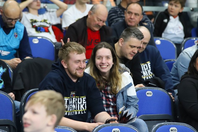 W ostatnim meczu sezonu zasadniczego Twarde Pierniki przegrały z MKS Dąbrowa Górnicza. Torunianie zajęli 7. miejsce i o półfinał zagrają z Anwilem Włocławek. Byliście na meczu w Arenie Toruń? Poszukajcie się na zdjęciach!Na następnych zdjęciach kolejne informacje. Aby przejść do galerii, przesuń zdjęcie gestem lub naciśnij strzałkę w prawo.