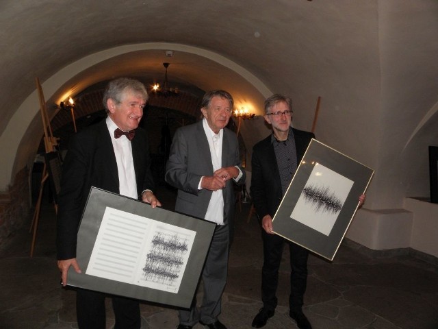 Janusz Trzebiatowski miał dla muzyków prezent - w podziękowaniu za koncert dostali obrazy z dopiero co otwartej wystawy pt. "Partytury".