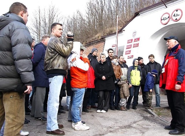 W niedzielne przedpołudnie zwiedzić twierdzę przyszło ok. 50 osób. Oprowadził je Grzegorz Machaj (pierwszy z prawej)