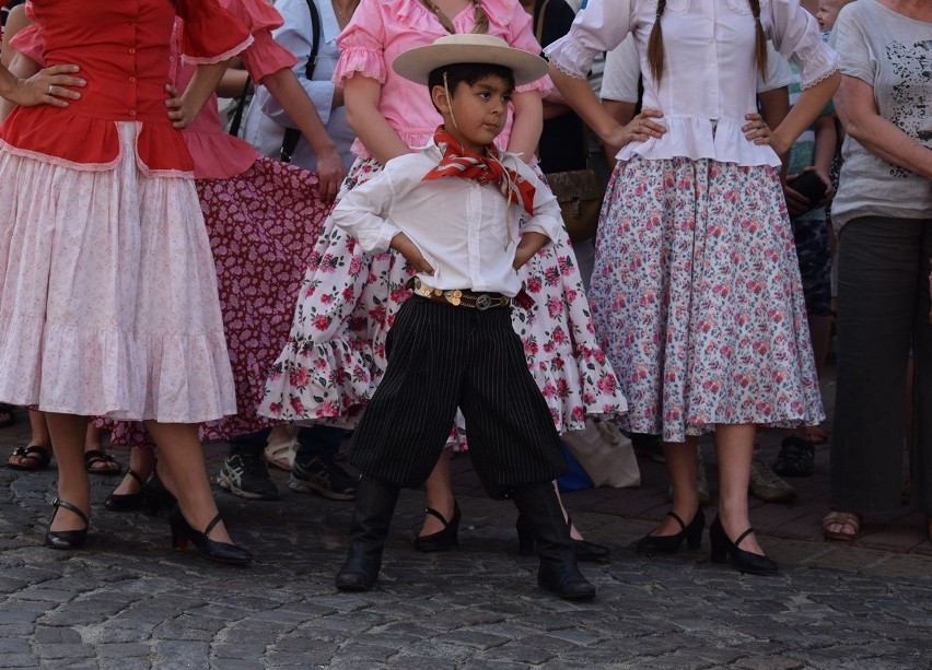 Gorlice. Festiwal Świat pod Kyczerą. Przez miejski deptak przeszedł barwny korowód artystów z różnych stron świata