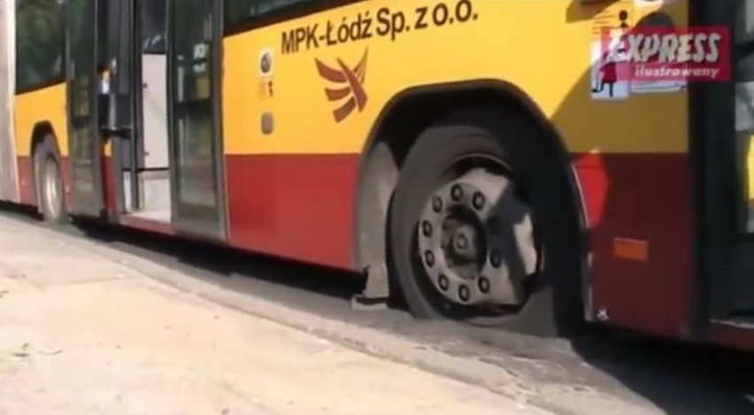 Autobus wtopił się w asfalt (FILM)