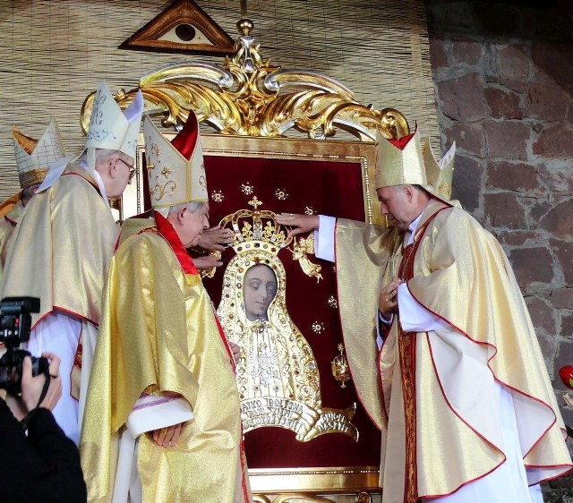 10 lat temu koronacji obrazu dokonał kardynał Józef Glemp, w towarzystwie kilku biskupów