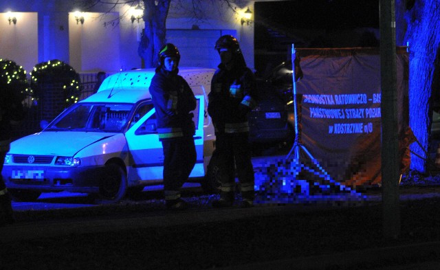 Do tragicznego wypadku doszło w niedzielę, 6 stycznia, na ulicy Asfaltowej w Kostrzynie nad Odrą. Volkswagen caddy śmiertelnie potrącił kobietę, która przechodziła przez jezdnię. Ze wstępnych ustaleń policji wynika, że kobieta przechodziła w miejscu niedozwolonym. Informację o wypadku otrzymaliśmy od naszych Czytelników. Za kierownicą volkswagena siedział 45-letni kierowca. Kobieta została uderzona lewą przednią częścią auta. Samochód ma rozbitą lampę i szybę od strony kierowcy. Ciało kobiety leży kilka metrów od pojazdu. Ofiarą jest 79-letnia kostrzynianka. - Kobieta poniosła śmierć na miejscu, na miejsce wypadku jedzie prokurator i grupa dochodzeniowo-śledcza - mówi GL nadkom. Marcin Maludy, rzecznik prasowy lubuskiej policji.Kierowca volkswagena był trzeźwy. Do wypadku doszło kilkadziesiąt metrów od przejścia dla pieszych, na wysokości parkingu przy markecie Mila. - Droga w tym miejscu jest kiepsko oświetlona, kierowcy narzekają na jej jakość. Nawet jeśli kobieta przechodziła w niedozwolonym miejscu, to i tak kierowca mógł ją zobaczyć, gdyby było lepsze oświetlenie - mówi nam jedna z osób obecnych na miejscu tragedii. Na ten rok planowany jest remont tego odcinka ul. Asfaltowej.Zobacz też wideo: Policja zatrzymała 32-latka podejrzanego o podpalenie samochodu w Kostrzynie nad Odrą. Czy to zakończy pożary aut w mieście?Czytaj więcej o Kostrzynie nad Odrą:  Kostrzyn nad Odrą - informacje, wydarzenia, artykuły