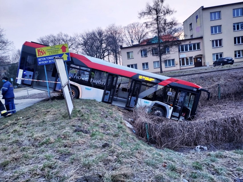 Autobus wypadł z drogi i zawisł na skarpie