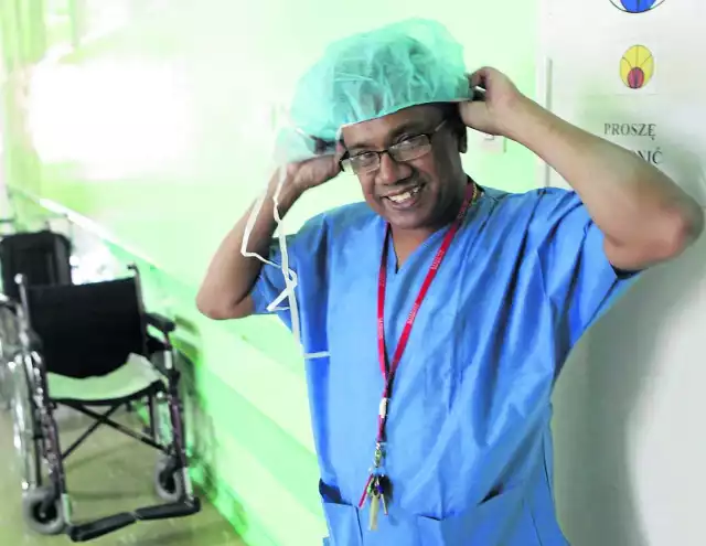 Lakshman Maleuwe zawsze marzył o chirurgii. Wiedzę zdobył na śląskiej uczelni i w brytyjskich szpitalach