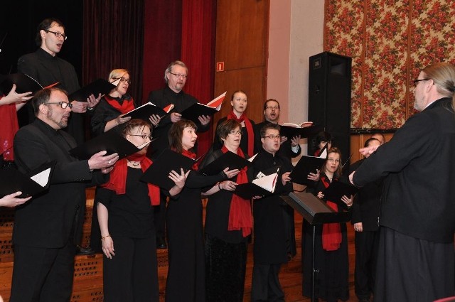 W skład zespołu wchodzą zarówno amatorzy jak i profesjonaliści w dziedzinie muzyki cerkiewnej