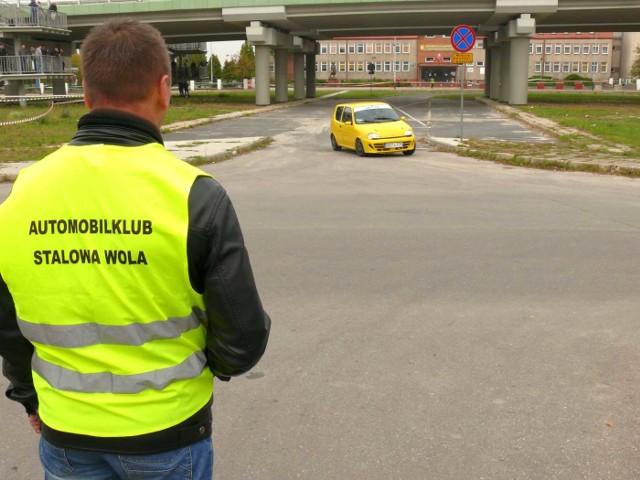 Fiatem seicento jadą Tomasz Jaworski i Piotr Bąk, niezrzeszeni ze Stalowej Woli. Zajęli szesnaste miejsce.