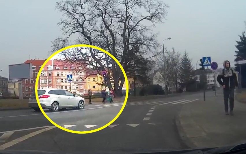 Niebezpieczne zdarzenie w Bydgoszczy. Kierowca jedzie na czerwonym, prawie uderzył w pieszych na pasach [WIDEO]