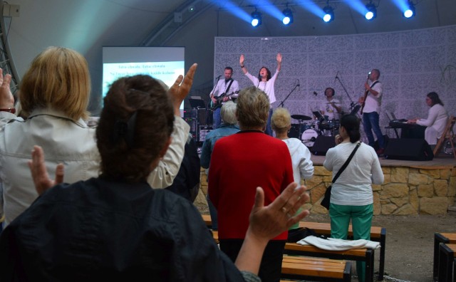 Zespół Kadosz z Tarnowskich Gór prowadził muzyczne rekolekcje w parku Kościuszki w Radomiu. Był to jeden z koncertów w ramach Tygodnia Ewangelizacyjnego 2018 w diecezji radomskiej.