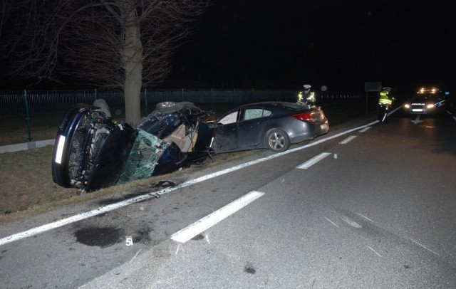 Do tragicznego w skutkach wypadku doszło w niedzielę około godz. 18.45, na drodze krajowej nr 94 w Wierzbnej. Jak wynika ze wstępnych ustaleń, kierujący saabem, jadąc w kierunku Przeworska, nie dostosował prędkości do warunków drogowych, w wyniku czego stracił panowanie nad pojazdem, wpadł w poślizg, zjechał na przeciwległy pas ruchu i zderzył się z oplem, którym kierowała 50-letnia mieszkanka powiatu jarosławskiego. W wyniku wypadku 39-letni mieszkaniec powiatu lubaczowskiego, kierujący saabem poniósł śmierć na miejscu. Kierująca oplem oraz dwoje pasażerów tego pojazdu, zostali przewiezieni z obrażeniami do szpitala. Przeprowadzone badanie wykazało, że kierująca insignią była trzeźwa.Na miejscu przeprowadzono oględziny, wykonana została dokumentacja fotograficzna. Szczegółowe okoliczności tego wypadku i jego przyczyny wyjaśnia jarosławska Policja pod nadzorem miejscowej prokuratury.