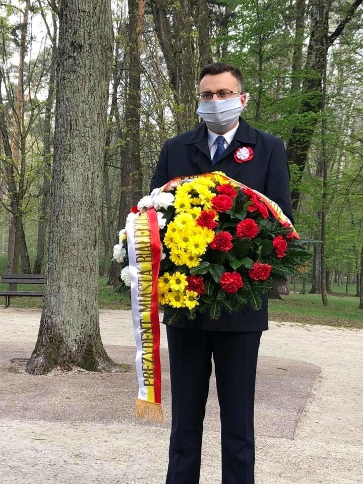 Wiceprezydent Rafał Rudnicki złożył kwiaty pod pomnikiem w...
