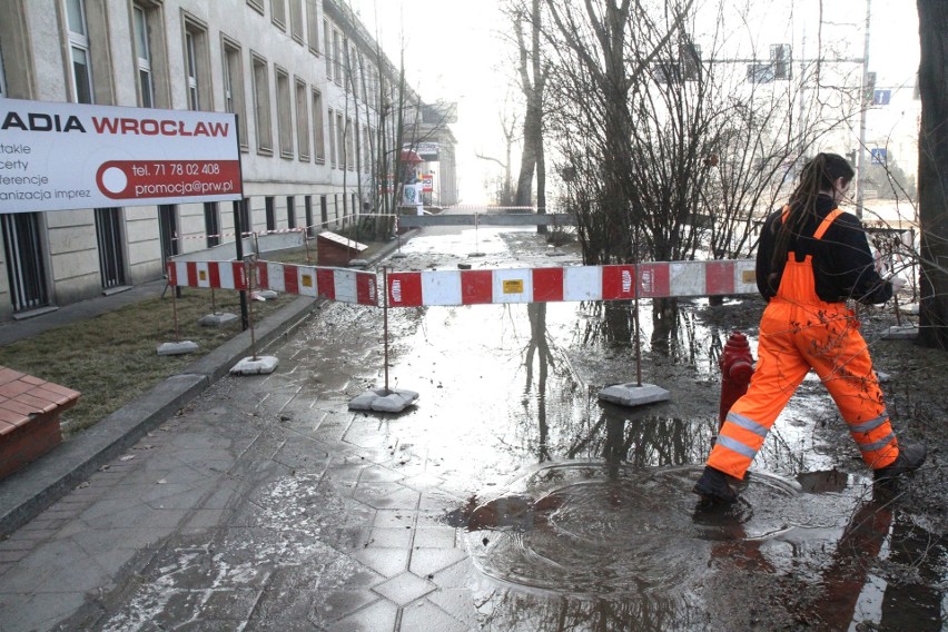 Awaria wodociągowa przy al. Karkonoskiej w pobliżu siedziby...