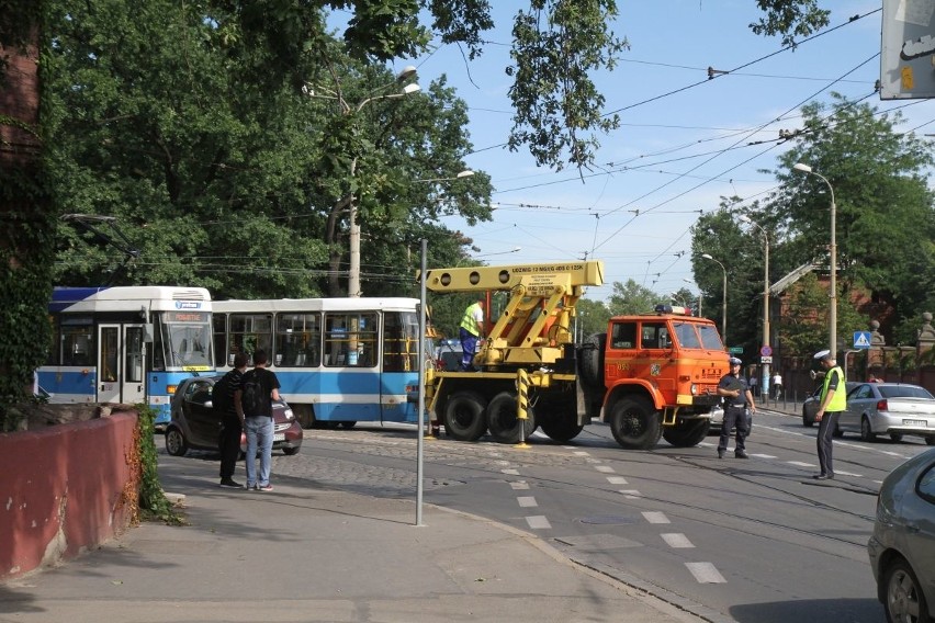 Zderzenie dwóch tramwajów. "Czwórka" wypadła z szyn 