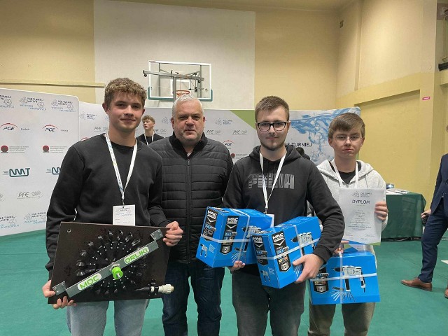 Zwycięzcy uczniowie niżańskiego elektryka z opiekunem Tomaszem Wielebą