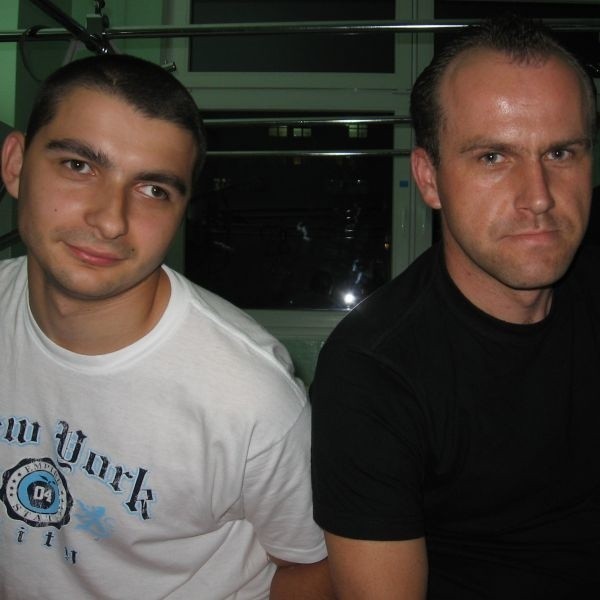 - Dziękuję, że znaleźliście dla mnie wolontariusza - mówi Witek Kisielewski (po lewej). Na zdjęciu z Piotrkiem Guzym.