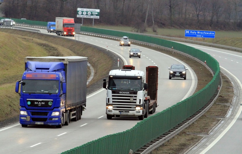 Po tygodniu pracy za kółkiem, kierowca ciężarówki musi...