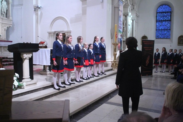 Poniedziałkowy koncert zainaugurował Chór Dziewczęcy Poznańskiej Szkoły Chóralnej pod batutą Doroty Wojnowskiej.