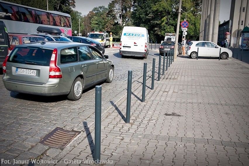 Znika ostatni parking przy Hali Ludowej. Są słupki i znaki [ZDJĘCIA]