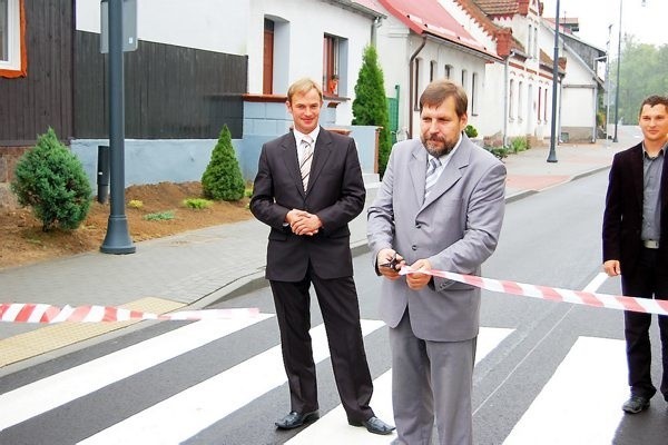 Wstęgę przecina starosta Piotr Mówiński, obok wójt Daniel Kożuch