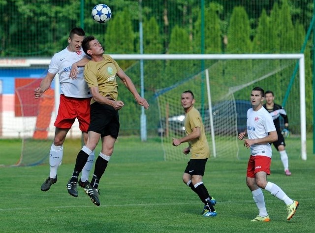 Zespół z Wiązownicy (biało-czerwone stroje) przegrał 1:2 z Pogonią-Sokół Lubaczów