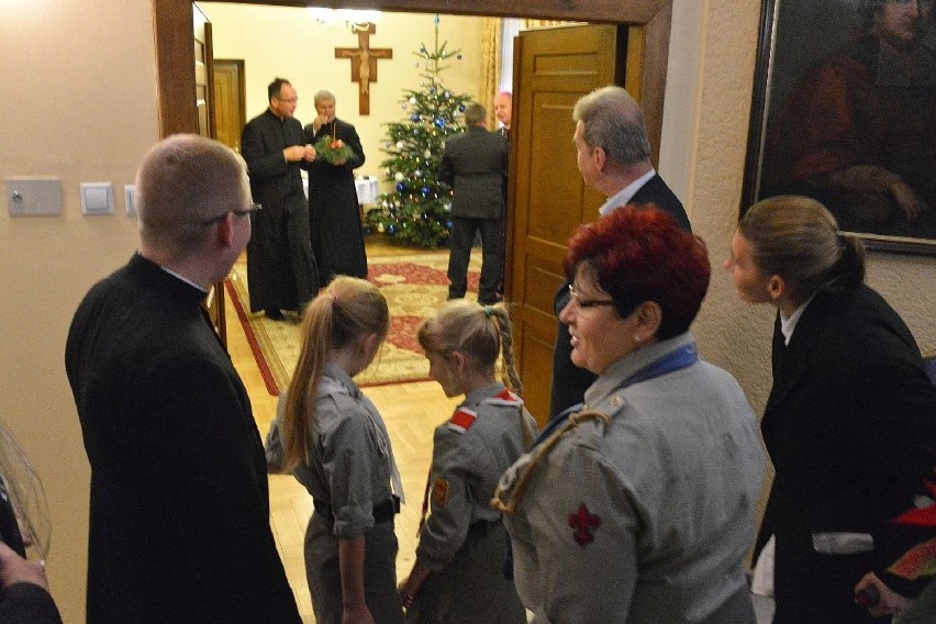 Betlejemskie Światło Pokoju i życzenia dla biskupów kieleckich 