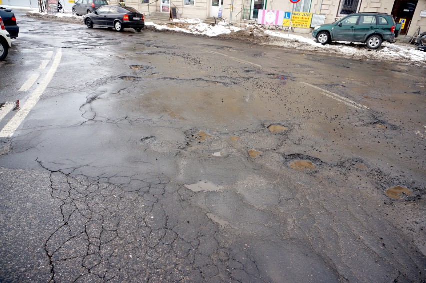 Zima zmasakrowała jezdnie w Lublinie. – Dziur więcej niż asfaltu – komentują kierowcy