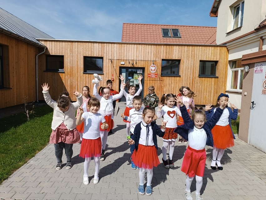 W szkole w Ujeździe tańczyli dla zdrowia. Radosne obchody Międzynarodowego Dnia Tańca