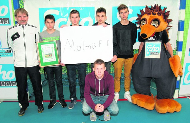 Reprezentacja kazimierskiego gimnazjum, która wzięła udział w zakończeniu Ligi Mistrzów "Echa Dnia" imienia Wita Bryły.
