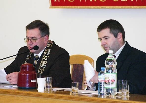Przewodniczący Tomasz Marcinkowski (po lewej) nie znajduje przesłanek, by pozbawić Marka Bartkowicza (po prawej) mandatu radnego