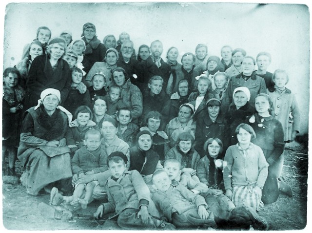 Jesień 1940 r. , Uzdarnik (Kazachstan). Tu z Kołomyi trafiła Maria Fernezy z dziećmi - Basią i Leszkiem  (są obok mężczyzny z białą brodą)