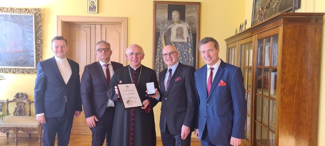 Władze radomskiej uczelni odwiedziły w czwartek, 21 stycznia, arcybiskupa Wacława Depo, aby wręczyć duchownemu medal Medal 70-lecia Uniwersytetu.