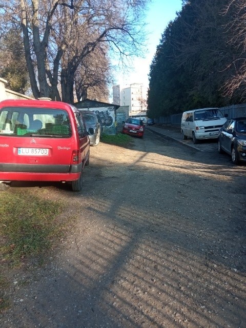 Lublin. Samochody stoją, jak chcą, a przechodnie brną w błocie. Jak wygląda dojazd do garaży od ul. Rowerowej?