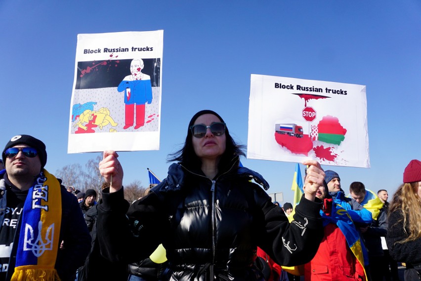 Kilkuset demonstrantów blokuje przejście graniczne w Koroszczynie. „Chcę mieć pewność, że nic nie dotrze do Rosji”. Zdjęcia i wideo