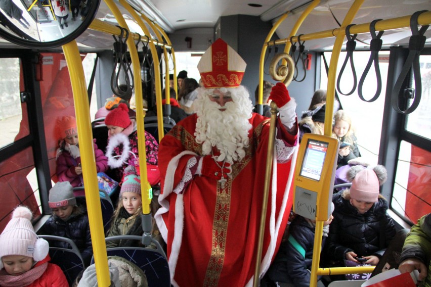 Św. Mikołaj przybył do nas autobusem i odwiedził dzieci w lubelskich szpitalach (ZDJĘCIA, FILM)