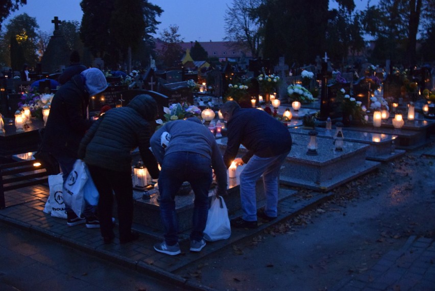 Wieluń. Ludzie masowo odwiedzają cmentarze! Efekt dzisiejszej decyzji premiera ZDJĘCIA, FILM