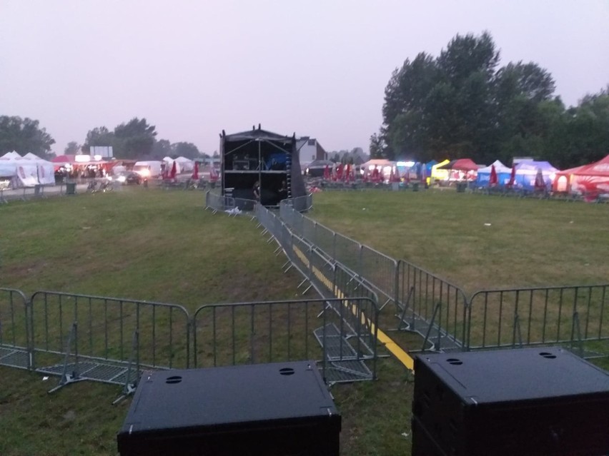 Wielka burza przerwała koncerty z okazji Dni Tarnobrzega. Grzmi, leje deszcz, trwa przerwa techniczna. Co dalej?  